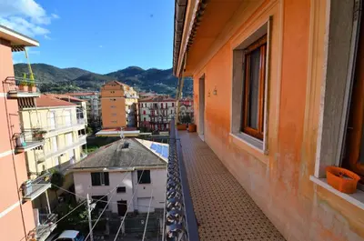 Vista generica sulle montagne o vista sulle montagne dall'interno dell'appartamento