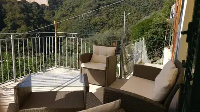 Vista generica sulle montagne o vista sulle montagne dall'interno della casa vacanze