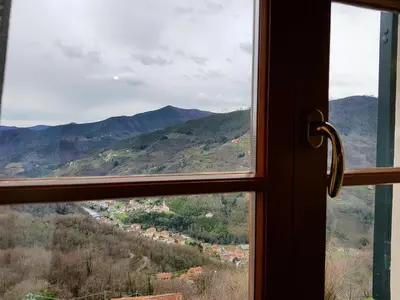 Vista generica sulle montagne o vista sulle montagne dall'interno del bed & breakfast