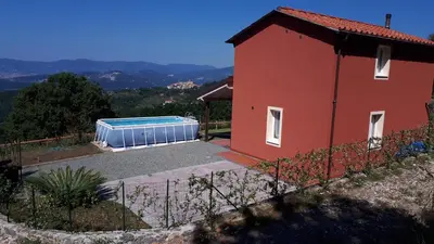 Vista generica sulle montagne o vista sulle montagne dall'interno della casa vacanze