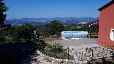 Vista generica sulle montagne o vista sulle montagne dall'interno della casa vacanze