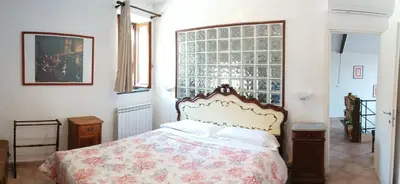 Letto o letti in una camera di CASA LORENZO SULLE COLLINE DI LEVANTO e VICINO ALLE CINQUETERRE LT-0620