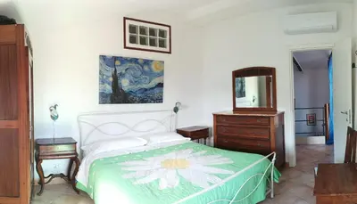 Letto o letti in una camera di CASA LORENZO SULLE COLLINE DI LEVANTO e VICINO ALLE CINQUETERRE LT-0620
