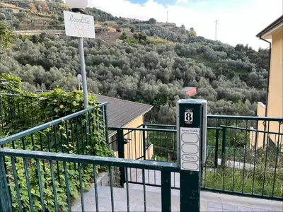 Vista generica sulle montagne o vista sulle montagne dall'interno dell'appartamento