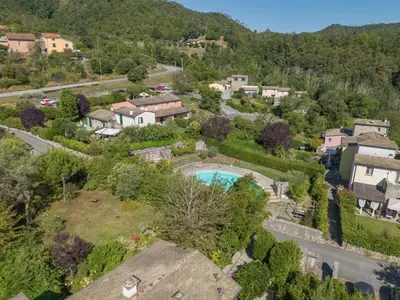 Vista generica sulle montagne o vista sulle montagne dall'interno della casa vacanze
