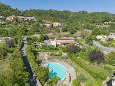Vista generica sulle montagne o vista sulle montagne dall'interno della casa vacanze