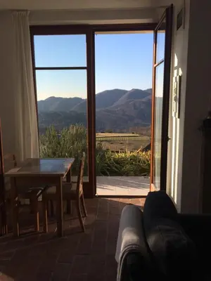 Vista generica sulle montagne o vista sulle montagne dall'interno della casa vacanze