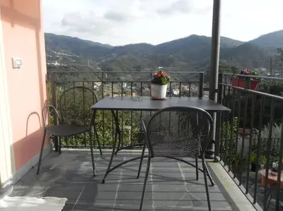 Vista generica sulle montagne o vista sulle montagne dall'interno della casa vacanze