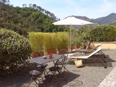 Vista generica sulle montagne o vista sulle montagne dall'interno of country house