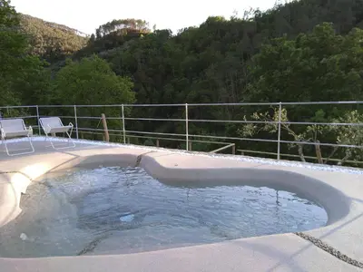 Vista generica sulle montagne o vista sulle montagne dall'interno of country house