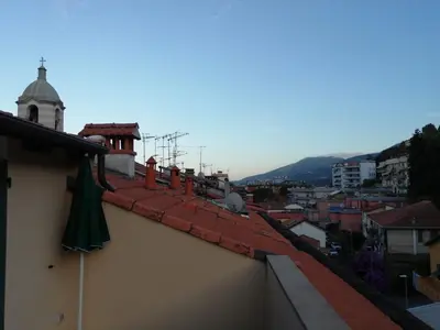Vista generica sulle montagne o vista sulle montagne dall'interno dell'appartamento