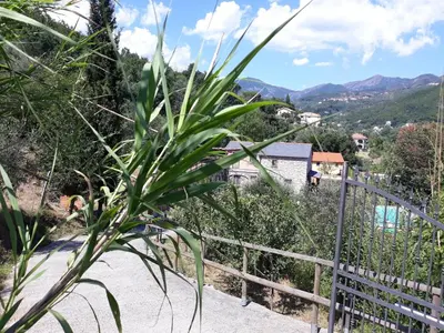 Vista generica sulle montagne o vista sulle montagne dall'interno del bed & breakfast