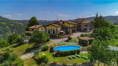 Vista generica sulle montagne o vista sulle montagne dall'interno of country house