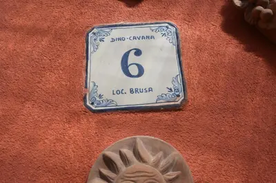 Certificato, attestato, insegna o altro documento esposto da Casa di Dino alla Brusa
