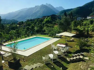 Vista generica sulle montagne o vista sulle montagne dall'interno of country house