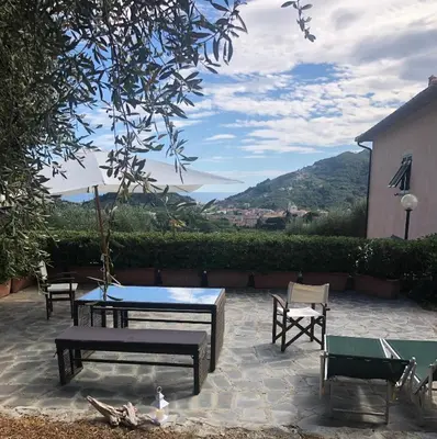 Vista generica sulle montagne o vista sulle montagne dall'interno del bed & breakfast