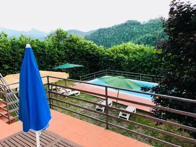 Vista generica sulle montagne o vista sulle montagne dall'interno dell'appartamento