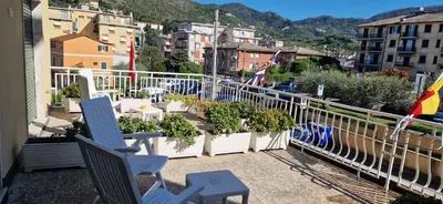 Vista generica sulle montagne o vista sulle montagne dall'interno dell'hotel