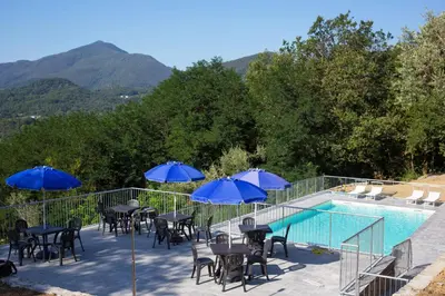 Vista generica sulle montagne o vista sulle montagne dall'interno dell'agriturismo