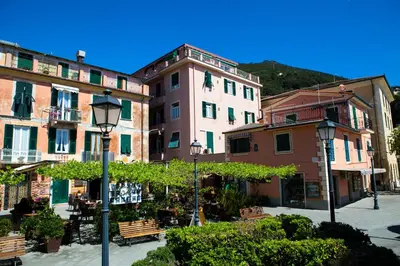 Vista generica sulle montagne o vista sulle montagne dall'interno dell'hotel