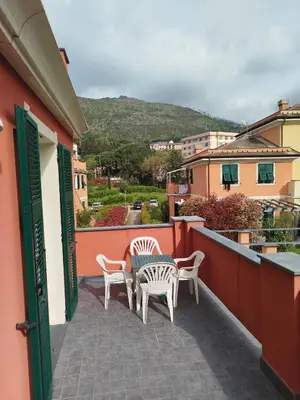 Vista generica sulle montagne o vista sulle montagne dall'interno dell'appartamento