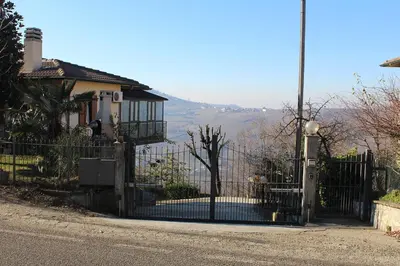 Vista generica sulle montagne o vista sulle montagne dall'interno dell'appartamento