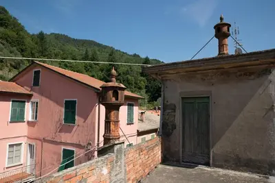 Vista generica sulle montagne o vista sulle montagne dall'interno dell'appartamento