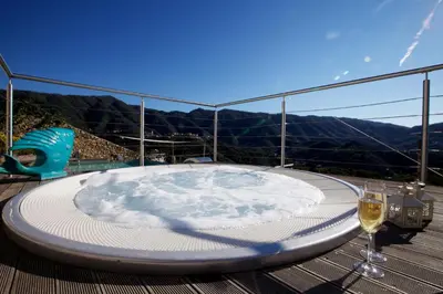 Vista generica sulle montagne o vista sulle montagne dall'interno dell'agriturismo