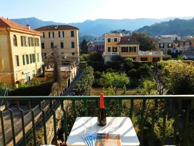 Vista generica sulle montagne o vista sulle montagne dall'interno dell'appartamento