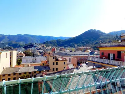 Vista generica sulle montagne o vista sulle montagne dall'interno dell'appartamento