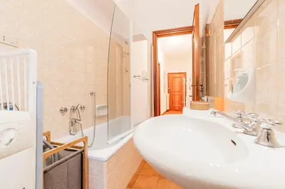 Bagno di Accogliente appartamento a 100m dal mare, Levanto