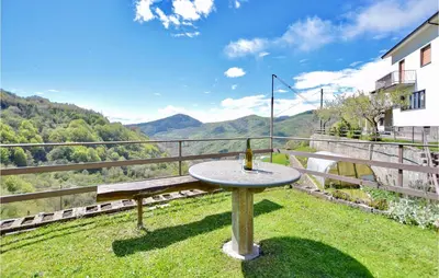 Vista generica sulle montagne o vista sulle montagne dall'interno dell'appartamento