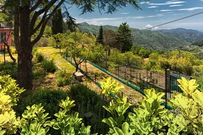 Vista generica sulle montagne o vista sulle montagne dall'interno del bed & breakfast