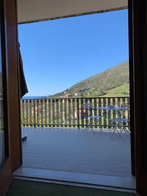 Vista generica sulle montagne o vista sulle montagne dall'interno della casa vacanze