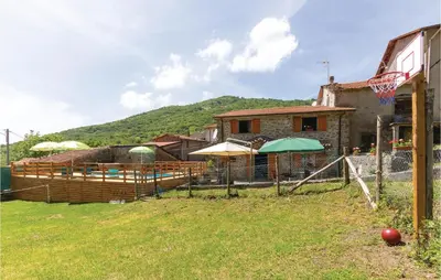 Vista generica sulle montagne o vista sulle montagne dall'interno della casa vacanze