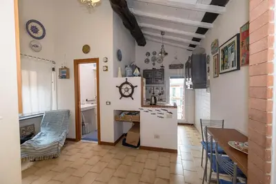 Cucina o angolo cottura di The Captains House - central quiet near beach