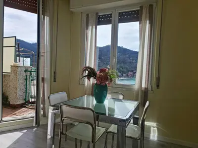Vista generica sulle montagne o vista sulle montagne dall'interno dell'appartamento