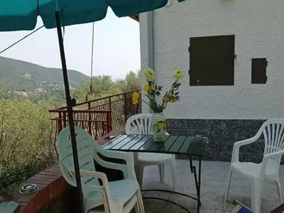 Vista generica sulle montagne o vista sulle montagne dall'interno della casa vacanze