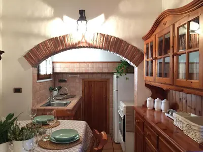 Cucina o angolo cottura di CASA VACANZE MONEGLIA 2 CAMERE con TERRAZZA nel VERDE