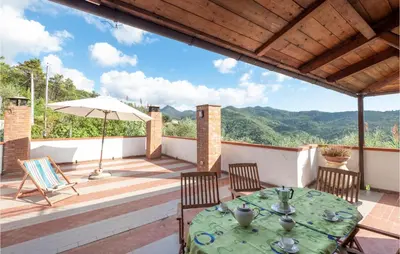 Vista generica sulle montagne o vista sulle montagne dall'interno della casa vacanze