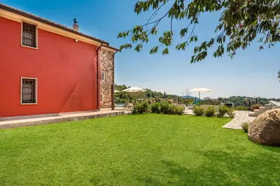 Paesaggio naturale nelle vicinanze della villa
