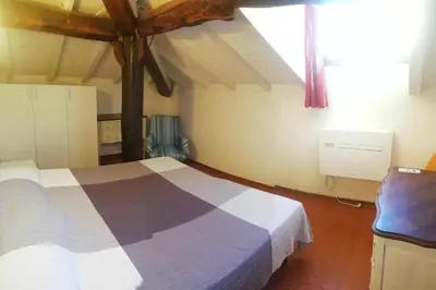 Letto o letti in una camera di DELIZIOSO ATTICO CON AMPIO TERRAZZO e GARAGE A DUE PASSI DAL MARE e DALLE CINQUETERRE LT-0485