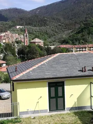 Vista generica sulle montagne o vista sulle montagne dall'interno della casa vacanze