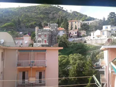 Vista generica sulle montagne o vista sulle montagne dall'interno dell'appartamento