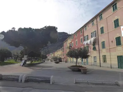Vista generica sulle montagne o vista sulle montagne dall'interno dell'appartamento