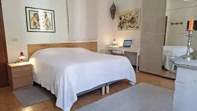 Letto o letti in una camera di Stanza in appartamento condiviso nel centro storico di Parma