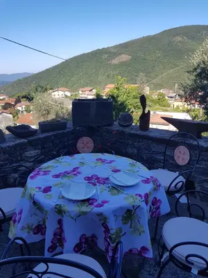 Vista generica sulle montagne o vista sulle montagne dall'interno dell'agriturismo