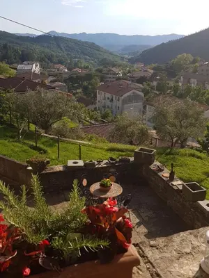 Vista generica sulle montagne o vista sulle montagne dall'interno dell'agriturismo