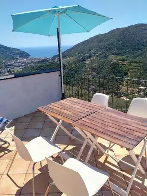 Vista generica sulle montagne o vista sulle montagne dall'interno dell'appartamento