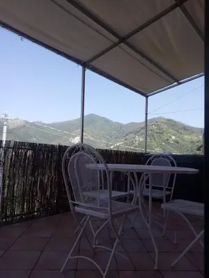 Vista generica sulle montagne o vista sulle montagne dall'interno dell'appartamento